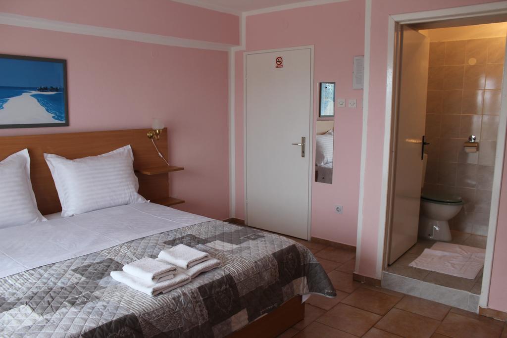 Pansion Begic Hotel Omiš Quarto foto